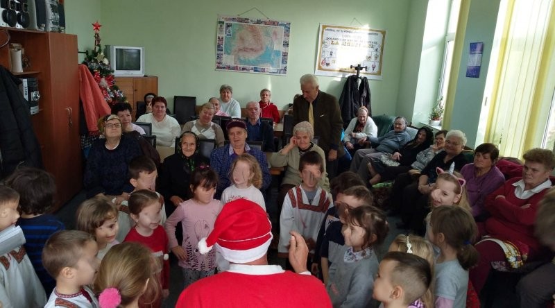 Copiii de la Gradiniţa “Piticot” din Arad s-au întâlnit cu Mos Crăciun la Centrul de zi pentru vârstnici Confecţii